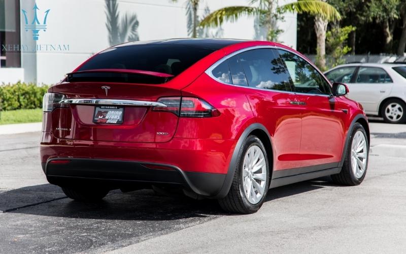 Đuôi xe Tesla Model X gây ấn tượng bởi hệ thống đèn hậu