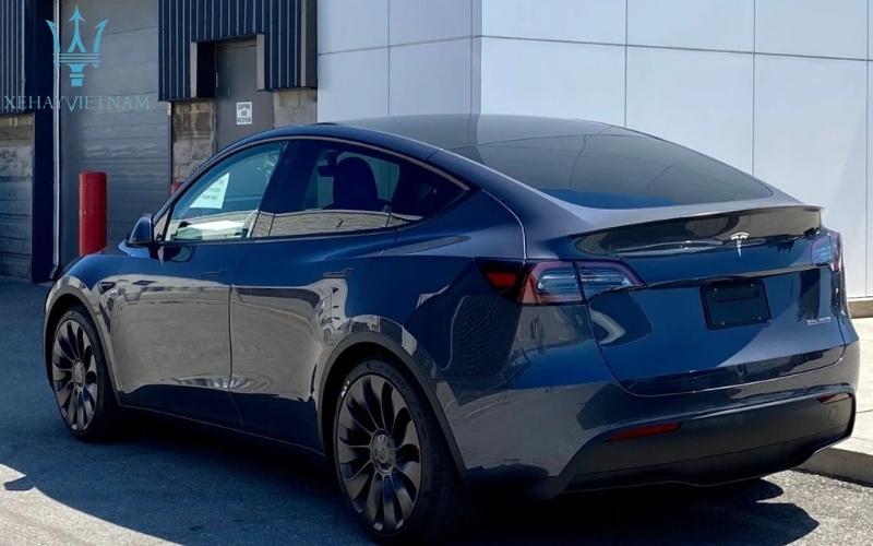 Đuôi xe Tesla Model 3 được trang bị đầy đủ các công nghệ hiện đại